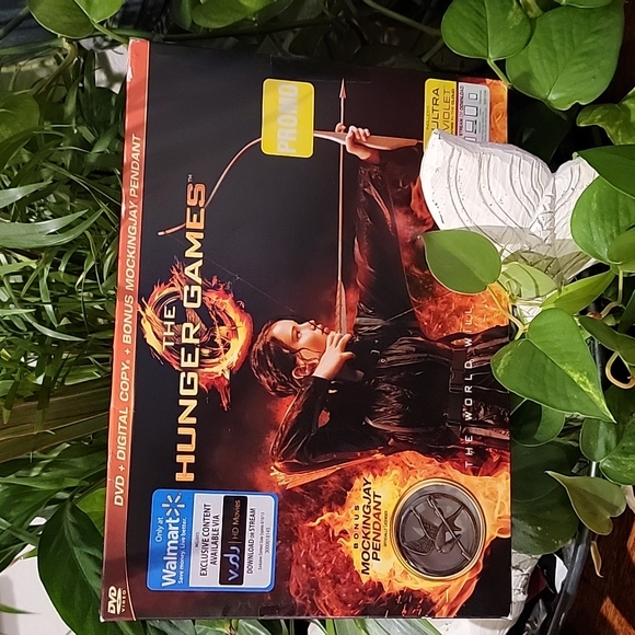 New Hunger Games DVD & Mockingly pendant - Picture 1 of 4